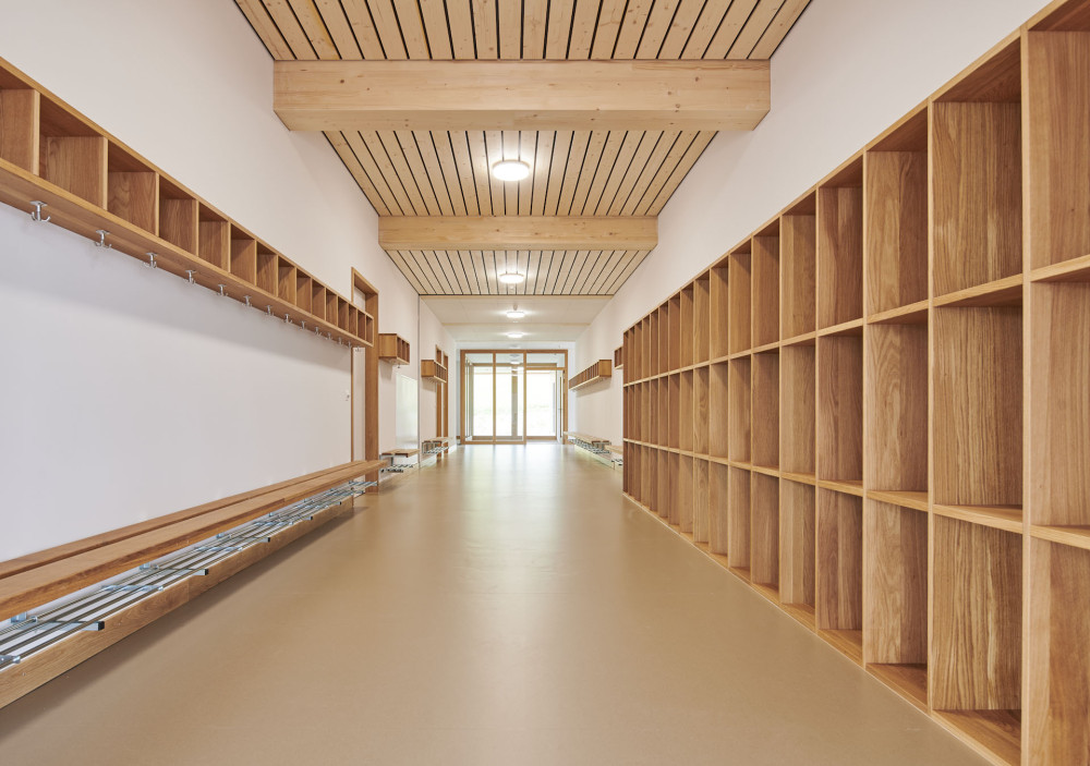 Einblick in den Korridor im Obergeschoss mit Garderobe